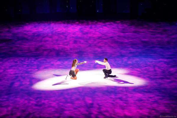Sarah Lombardi und ihr Eislaufpartner Joti Polizoakis aus "Dancing on Ice" bei der Eisshow SUPERNOVA von Holiday on Ice in der Festhalle Frankfurt am 11. Januar 2020