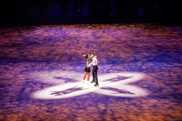 Sarah Lombardi und ihr Eislaufpartner Joti Polizoakis aus "Dancing on Ice" bei der Eisshow SUPERNOVA von Holiday on Ice in der Festhalle Frankfurt am 11. Januar 2020