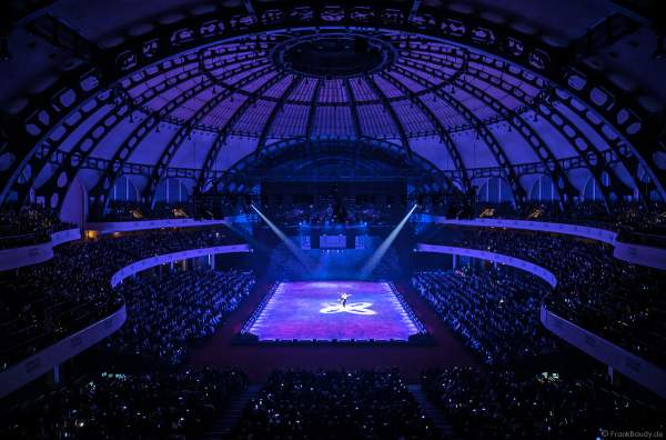 Sarah Lombardi und ihr Eislaufpartner Joti Polizoakis aus "Dancing on Ice" bei der Eisshow SUPERNOVA von Holiday on Ice in der Festhalle Frankfurt am 11. Januar 2020