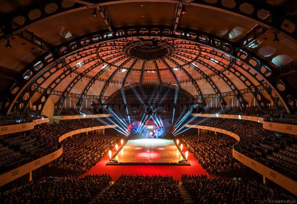 Eisshow SUPERNOVA von Holiday on Ice mit Feuersäulen in der Festhalle Frankfurt 2019-2020