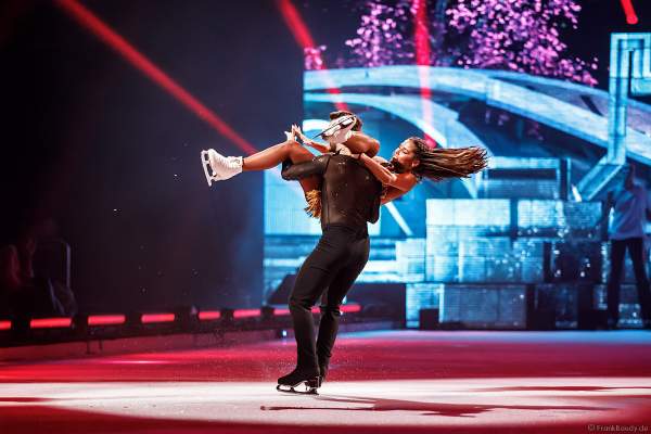 Sarah Lombardi und ihr Eislaufpartner Joti Polizoakis aus "Dancing on Ice" bei der Eisshow SUPERNOVA von Holiday on Ice in der Festhalle Frankfurt am 11. Januar 2020