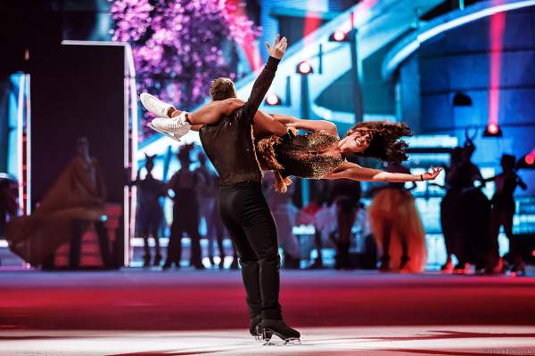 Sarah Lombardi und ihr Eislaufpartner Joti Polizoakis aus "Dancing on Ice" bei der Eisshow SUPERNOVA von Holiday on Ice in der Festhalle Frankfurt am 11. Januar 2020
