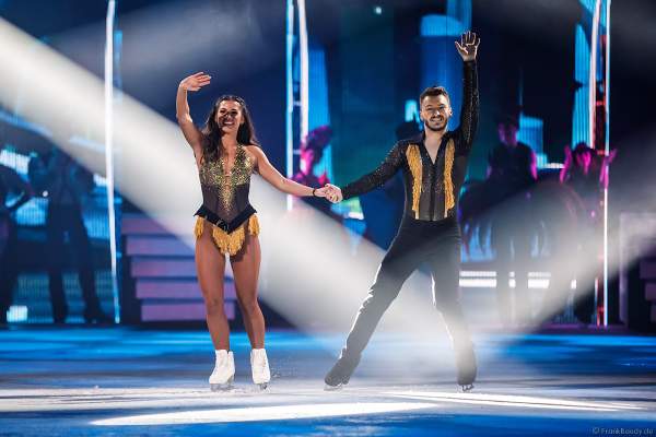 Sarah Lombardi und ihr Eislaufpartner Joti Polizoakis aus "Dancing on Ice" bei der Eisshow SUPERNOVA von Holiday on Ice in der Festhalle Frankfurt am 11. Januar 2020
