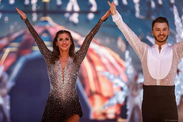 Sarah Lombardi und Joti Polizoakis beim Finale der Eisshow SUPERNOVA von Holiday on Ice in der Festhalle Frankfurt am 11. Januar 2020