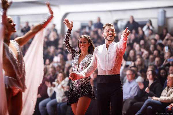 Sarah Lombardi und Joti Polizoakis beim Finale der Eisshow SUPERNOVA von Holiday on Ice in der Festhalle Frankfurt am 11. Januar 2020