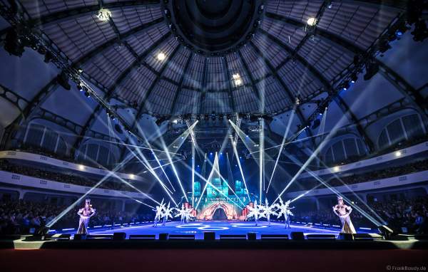 Finale der Eisshow SUPERNOVA von Holiday on Ice mit leuchtenden Schneeflockenkostümen in der Festhalle Frankfurt am 11. Januar 2020