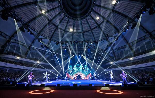 Finale der Eisshow SUPERNOVA von Holiday on Ice mit leuchtenden Schneeflockenkostümen in der Festhalle Frankfurt am 11. Januar 2020
