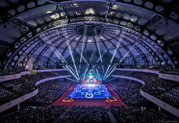 Finale der Eisshow SUPERNOVA von Holiday on Ice in der Festhalle Frankfurt am 11. Januar 2020