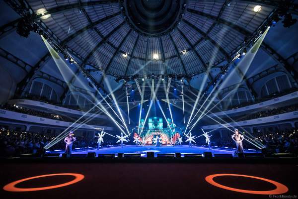 Finale der Eisshow SUPERNOVA von Holiday on Ice mit leuchtenden Schneeflockenkostümen in der Festhalle Frankfurt am 11. Januar 2020
