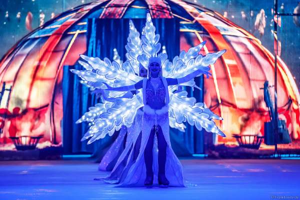 Patricia Kühne im leuchtenden Schneeflockenkostüm bei der Eisshow SUPERNOVA von Holiday on Ice in der Festhalle Frankfurt und SAP Arena Mannheim 2019-2020