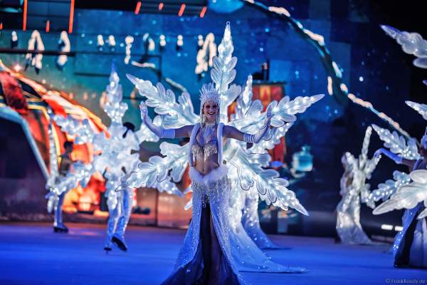 Leuchtendes Schneeflockenkostüm bei der Eisshow SUPERNOVA von Holiday on Ice in der Festhalle Frankfurt und SAP Arena Mannheim 2019-2020