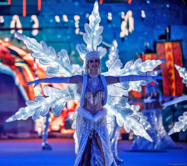 Leuchtendes Schneeflockenkostüm bei der Eisshow SUPERNOVA von Holiday on Ice in der Festhalle Frankfurt und SAP Arena Mannheim 2019-2020