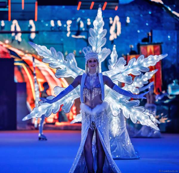 Leuchtendes Schneeflockenkostüm bei der Eisshow SUPERNOVA von Holiday on Ice in der Festhalle Frankfurt und SAP Arena Mannheim 2019-2020