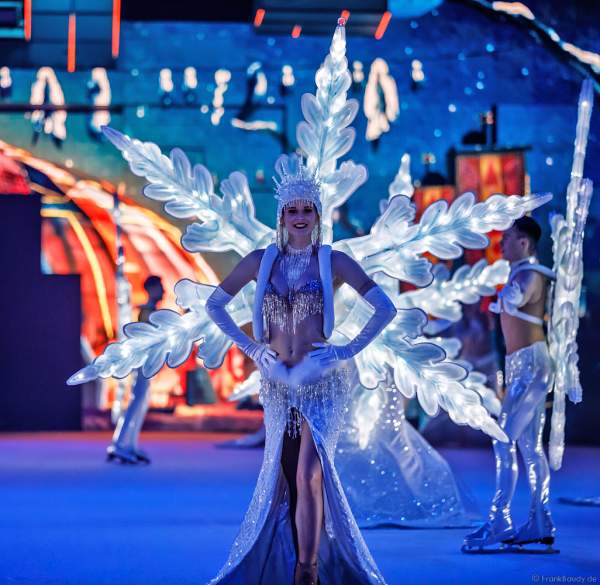 Leuchtendes Schneeflockenkostüm bei der Eisshow SUPERNOVA von Holiday on Ice in der Festhalle Frankfurt und SAP Arena Mannheim 2019-2020