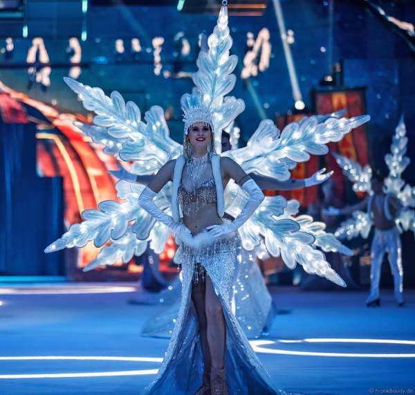Leuchtendes Schneeflockenkostüm bei der Eisshow SUPERNOVA von Holiday on Ice in der Festhalle Frankfurt und SAP Arena Mannheim 2019-2020
