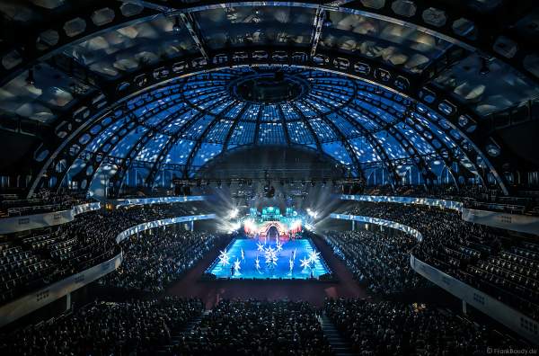 Finale der Eisshow SUPERNOVA von Holiday on Ice mit leuchtenden Schneeflockenkostümen in der Festhalle Frankfurt am 11. Januar 2020