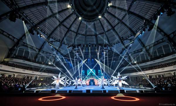 Finale der Eisshow SUPERNOVA von Holiday on Ice mit leuchtenden Schneeflockenkostümen in der Festhalle Frankfurt am 11. Januar 2020