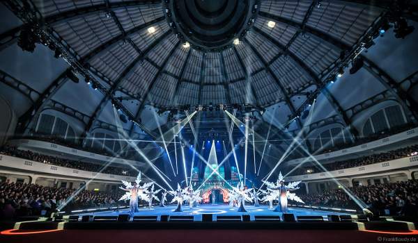 Finale der Eisshow SUPERNOVA von Holiday on Ice mit leuchtenden Schneeflockenkostümen in der Festhalle Frankfurt am 11. Januar 2020
