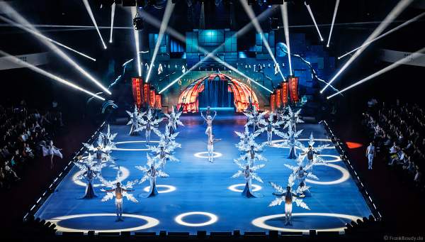 Finale der Eisshow SUPERNOVA von Holiday on Ice mit leuchtenden Schneeflockenkostümen in der Festhalle Frankfurt am 11. Januar 2020