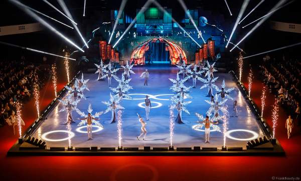 Finale der Eisshow SUPERNOVA von Holiday on Ice mit Pyrotechnik in der Festhalle Frankfurt am 11. Januar 2020