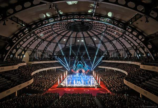 Finale der Eisshow SUPERNOVA von Holiday on Ice mit Pyrotechnik in der Festhalle Frankfurt am 11. Januar 2020