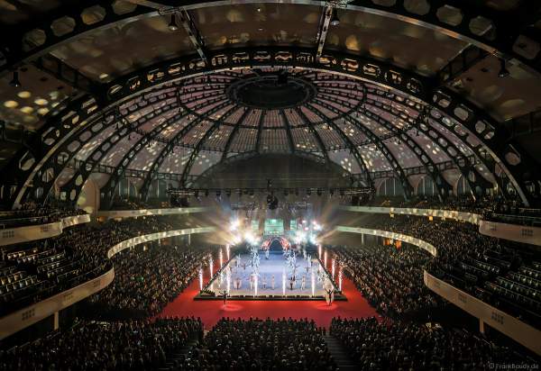 Finale der Eisshow SUPERNOVA von Holiday on Ice mit Pyrotechnik in der Festhalle Frankfurt am 11. Januar 2020