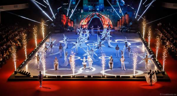 Finale der Eisshow SUPERNOVA von Holiday on Ice mit Pyrotechnik in der Festhalle Frankfurt am 11. Januar 2020