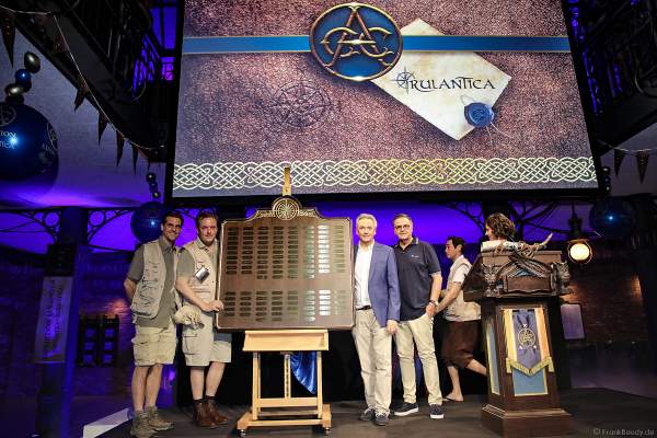 Familie Mack und Catherine Noir präsentieren die Ehren-Namenstafel der am Bau von RULANTICA beteiligten Partnern, Firmen und Personen
