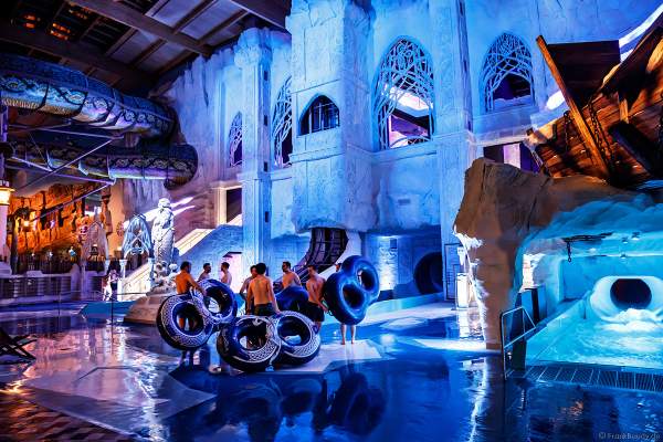 Wasserrutschen im Gletscherberg in der Wasserwelt RULANTICA des Europa-Park