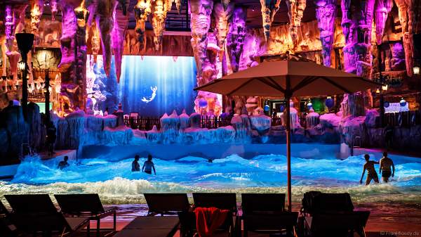Wellenbecken in der Wasserwelt RULANTICA des Europa-Park