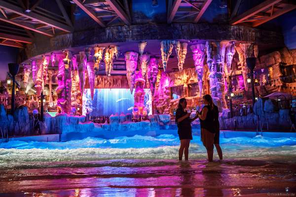 Wellenbecken in der Wasserwelt RULANTICA des Europa-Park