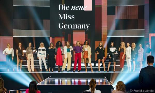 Opening bei Miss Germany 2020: Miss Baden-Württemberg - Jessica Bisceglia, Miss Bayern - Lara Rúnarsson, Miss Berlin - Maya Jolina Lu Wicht, Miss Brandenburg - Vivienne Chantal Radigk, Miss Bremen - Meryem Martin, Miss Hamburg - Anastasia Masalis, Miss Hessen - Silke Kopp, Miss Mecklenburg-Vorpommern - Diana Herdt, Miss Niedersachsen - Christin Stalling, Miss Nordrhein-Westfalen - Kim Irmgartz, Miss Rheinland-Pfalz - Dajana Krüger, Miss Saarland - Itanajama Akeri, Miss Sachsen - Nadine Voigt, Miss Sachsen-Anhalt - Theresa Schultheiß, Miss Schleswig-Holstein - Leonie Charlotte von Hase, Miss Thüringen - Greta Barthel