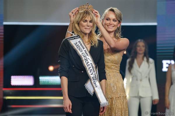 Krönung der Miss Germany 2020 Leonie von Hase durch Miss Germany 2019 Nadine Berneis