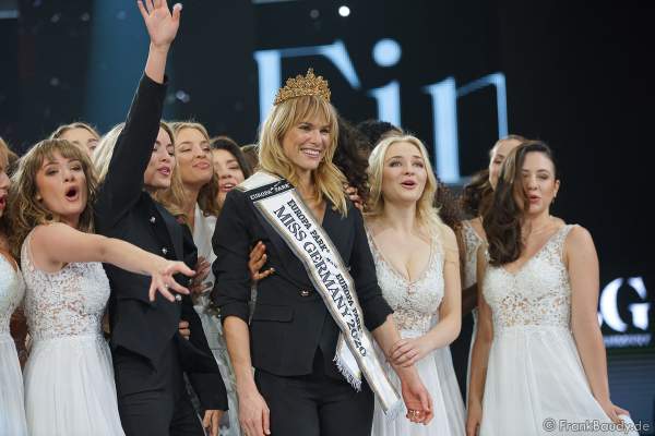 Die neue Miss Germany 2020 Leonie von Hase mit ihren 15 Kolleginnen am 15.02.2020 in der Europa-Park Arena Rust