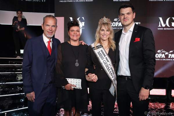 Miss Germany 2020 - Leonie von Hase mit dem Veranstalter-Team Ralf, Ines und Max Klemmer am 15.02.2020 in der Europa-Park Arena Rust