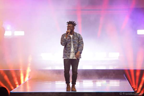 Bühnenauftritt von Singer-Songwriter Kelvin Jones bei der Miss Germany 2020 Wahl am 15.02.2020 in der Europa-Park Arena Rust