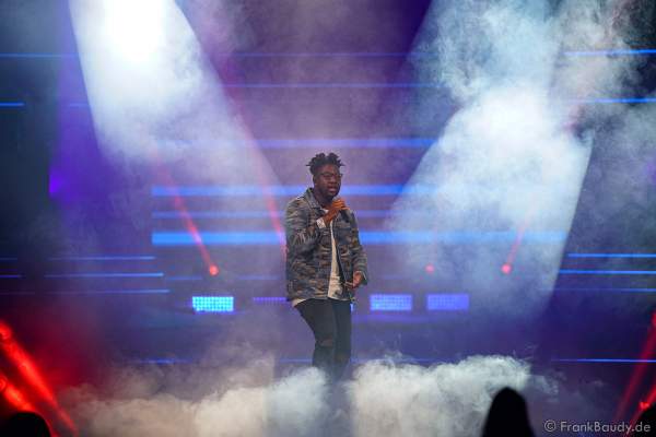 Bühnenauftritt von Singer-Songwriter Kelvin Jones bei der Miss Germany 2020 Wahl am 15.02.2020 in der Europa-Park Arena Rust