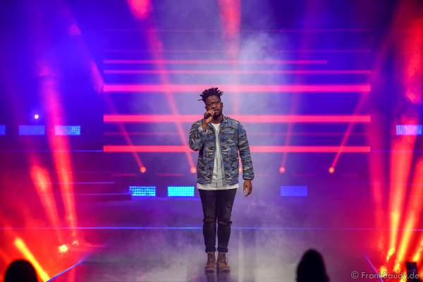 Bühnenauftritt von Singer-Songwriter Kelvin Jones bei der Miss Germany 2020 Wahl am 15.02.2020 in der Europa-Park Arena Rust