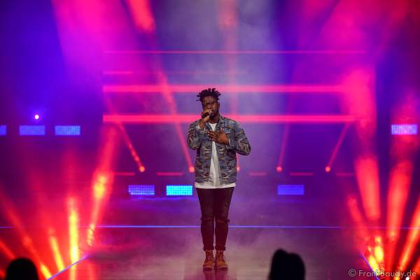 Bühnenauftritt von Singer-Songwriter Kelvin Jones bei der Miss Germany 2020 Wahl am 15.02.2020 in der Europa-Park Arena Rust