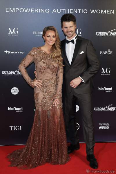 Moderatoren-Team Jana und Thore Schölermann bei der Miss Germany 2020 Wahl am 15.02.2020 in der Europa-Park Arena Rust