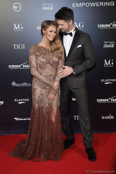 Moderatoren-Team Jana und Thore Schölermann bei der Miss Germany 2020 Wahl am 15.02.2020 in der Europa-Park Arena Rust