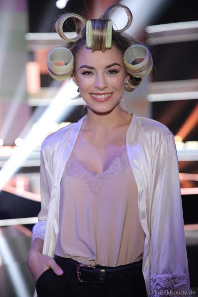 Vize-Miss Germany 2020 - Lara Rúnarsson (Miss Bayern) mit riesigen Lockenwicklern am Nachmittag bei den Vorbereitungen für das Miss Germany 2020 Finale in der Europa-Park Arena am 15.02.2020