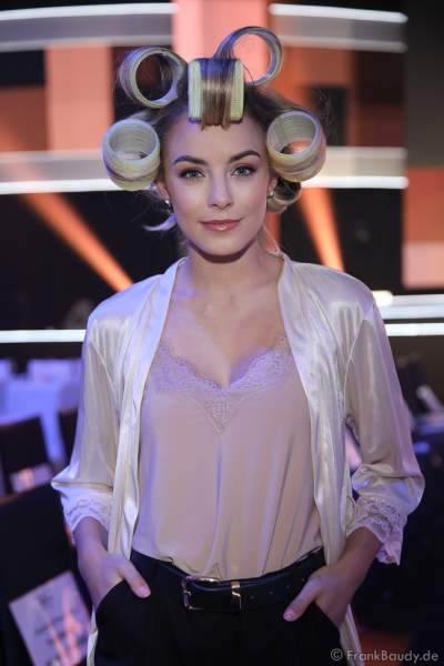 Vize-Miss Germany 2020 - Lara Rúnarsson (Miss Bayern) mit riesigen Lockenwicklern am Nachmittag bei den Vorbereitungen für das Miss Germany 2020 Finale in der Europa-Park Arena am 15.02.2020