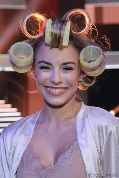 Vize-Miss Germany 2020 - Lara Rúnarsson (Miss Bayern) mit riesigen Lockenwicklern am Nachmittag bei den Vorbereitungen für das Miss Germany 2020 Finale in der Europa-Park Arena am 15.02.2020