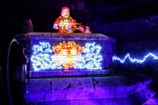 Der Pirat Bartholomeus van Robbemond mit dem magischen Dolch - "Der Feuertiger" bei den PIRATEN IN BATAVIA im Europa-Park am 28. Juli 2020