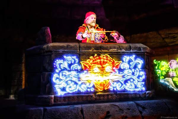 Der Pirat Bartholomeus van Robbemond mit dem magischen Dolch - "Der Feuertiger" bei den PIRATEN IN BATAVIA im Europa-Park am 28. Juli 2020