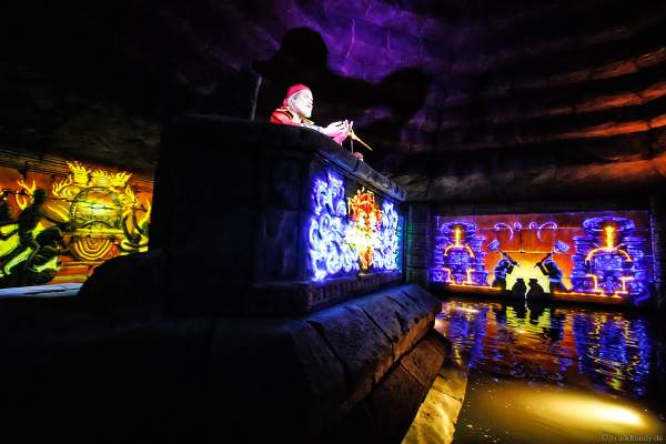 Der Pirat Bartholomeus van Robbemond mit dem magischen Dolch - "Der Feuertiger" bei den PIRATEN IN BATAVIA im Europa-Park am 28. Juli 2020