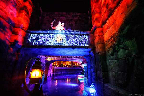 Der Pirat Bartholomeus van Robbemond mit dem magischen Dolch - "Der Feuertiger" bei den PIRATEN IN BATAVIA im Europa-Park am 28. Juli 2020