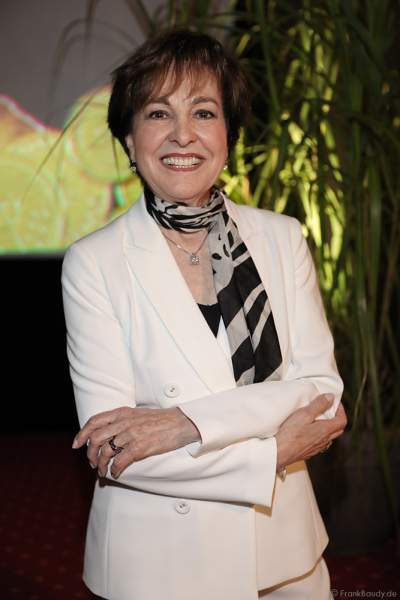 Schweizer Schlagersängerin und Fernsehmoderatorin Paola Felix bei der Pressekonferenz zur Wiedereröffnung der PIRATEN IN BATAVIA im Europa-Park am 28. Juli 2020