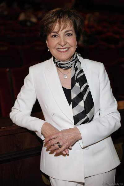 Schweizer Schlagersängerin und Fernsehmoderatorin Paola Felix bei der Pressekonferenz zur Wiedereröffnung der PIRATEN IN BATAVIA im Europa-Park am 28. Juli 2020